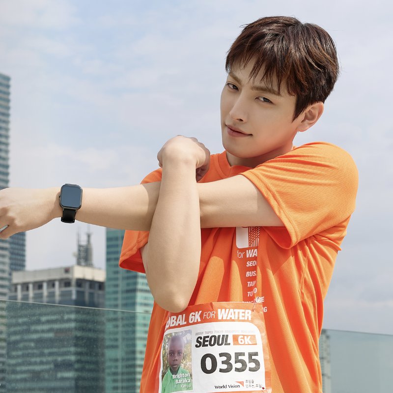 HONGJOONG in a Global 6K for Water race tee and bib