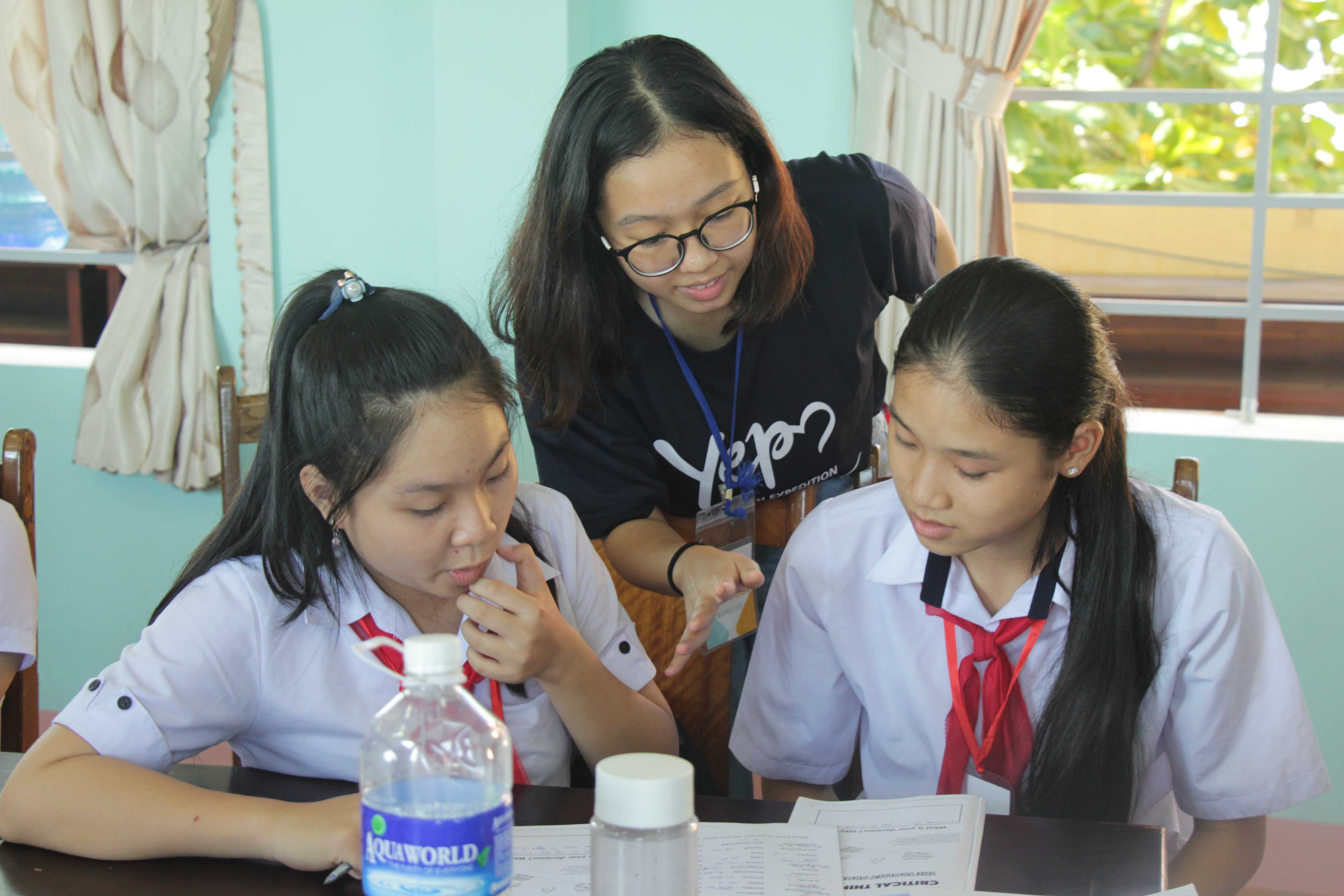 Facilitators teaching students from the Advanced English Workshop!