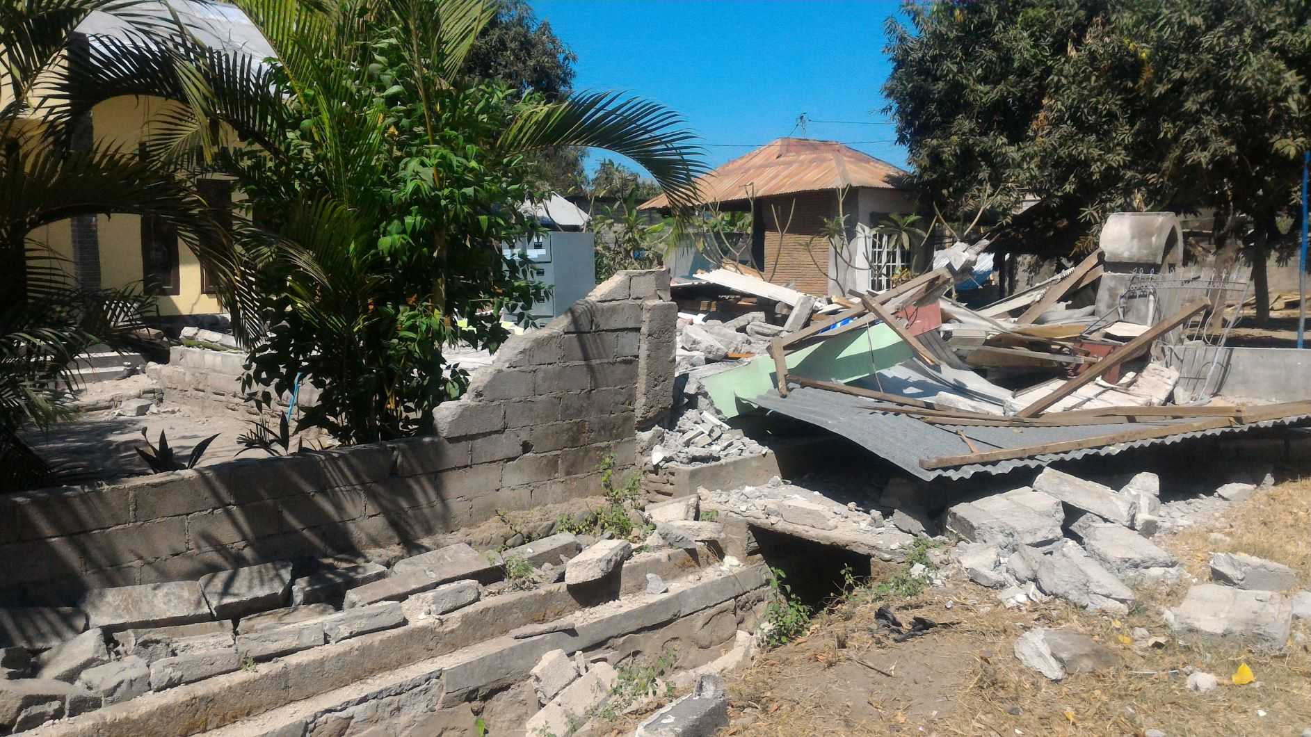 lombok earthquake rubble