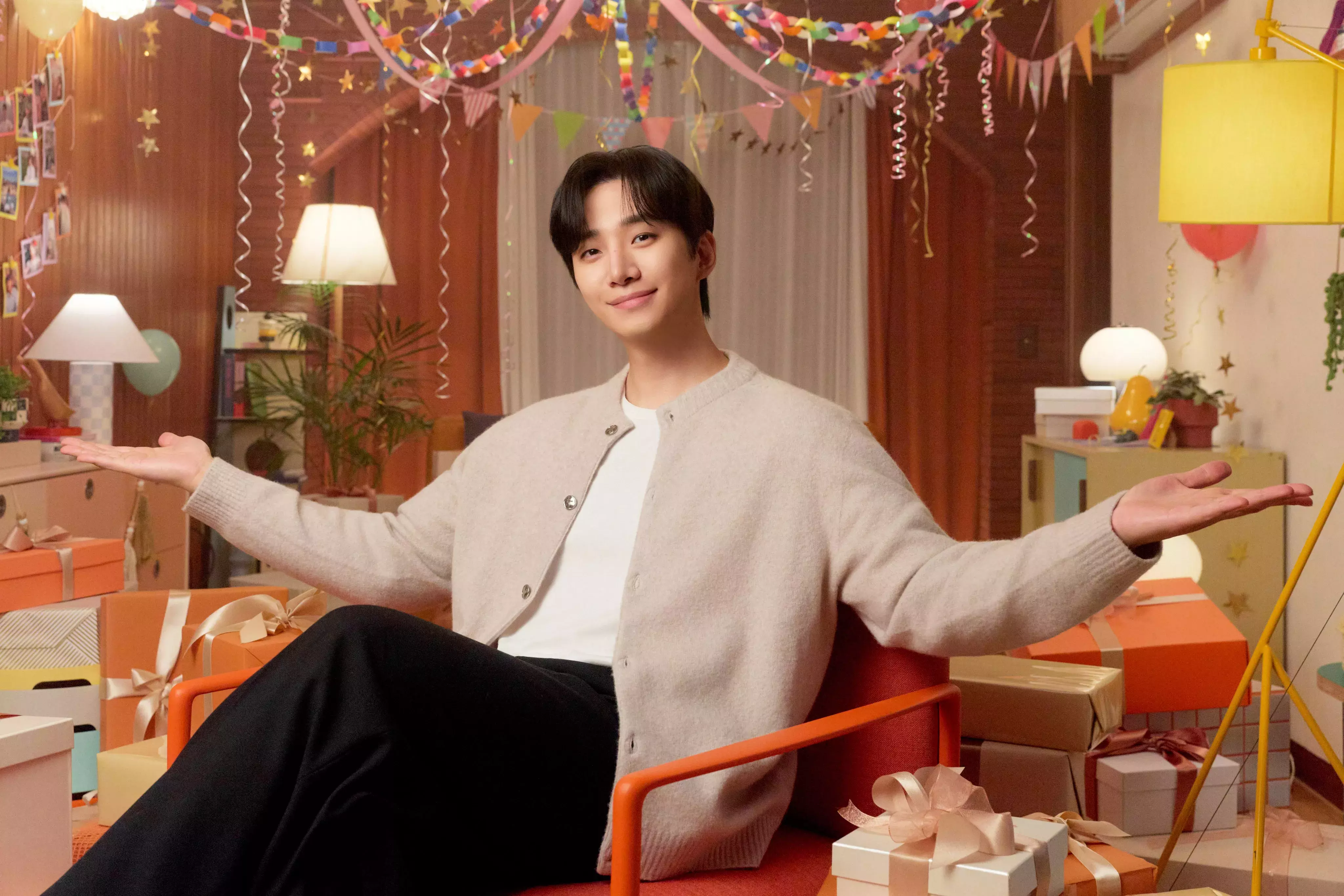 Lee Junho welcoming Chosen participants to the choosing party