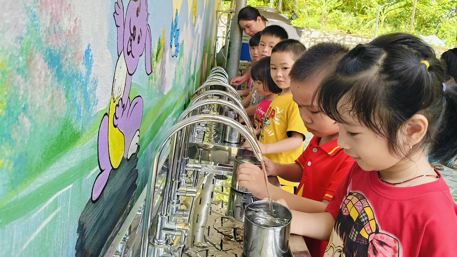 Children in Vietnam, Muong Cha having access to clean water