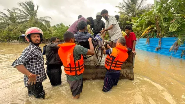 Evacuation of families during the flooding